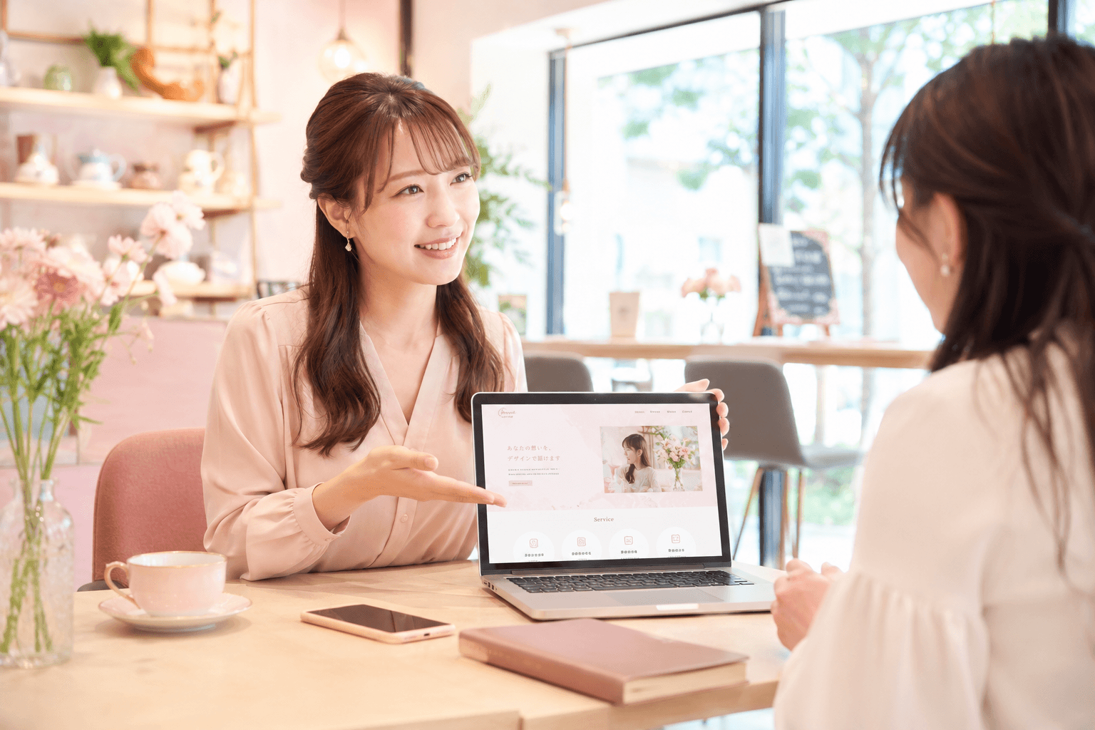 ホームページ制作について相談している女性